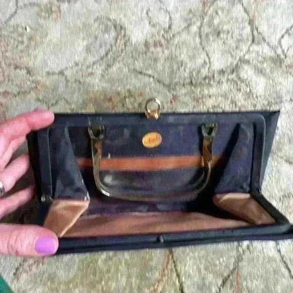 Vintage 50s/60s Andé black silk clutch - Picture 7 of 16